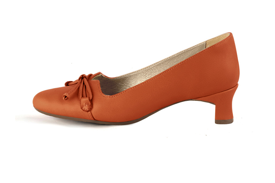 French elegance and refinement for these clementine orange dress pumps, with a knot on the front, 
                available in many subtle leather and colour combinations. With its original cut, this pretty low-heeled pump
will serve you well, combining comfort and distinction. 
                Matching clutches for parties, ceremonies and weddings.   
                You can customize these shoes to perfectly match your tastes or needs, and have a unique model.  
                Choice of leathers, colours, knots and heels. 
                Wide range of materials and shades carefully chosen.  
                Rich collection of flat, low, mid and high heels.  
                Small and large shoe sizes - Florence KOOIJMAN